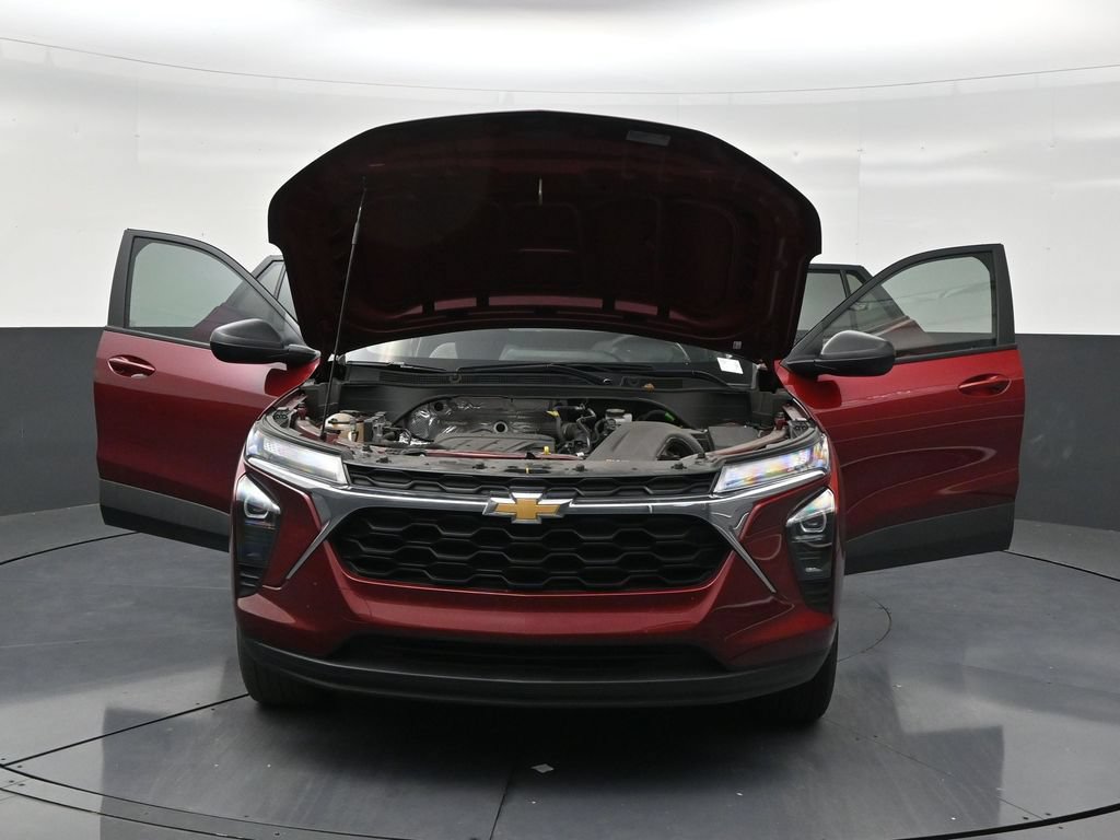 Used 2025 Chevrolet Trax LS FWD image 33