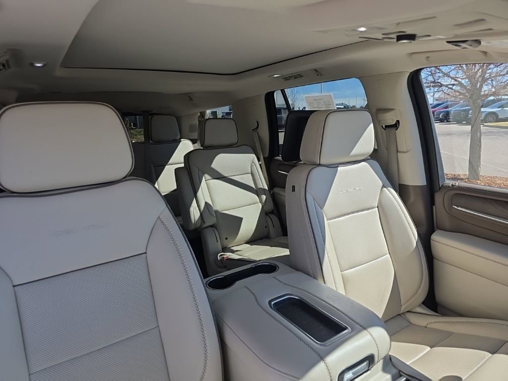 Used 2021 GMC Yukon Denali w/ Denali Premium Package image 26