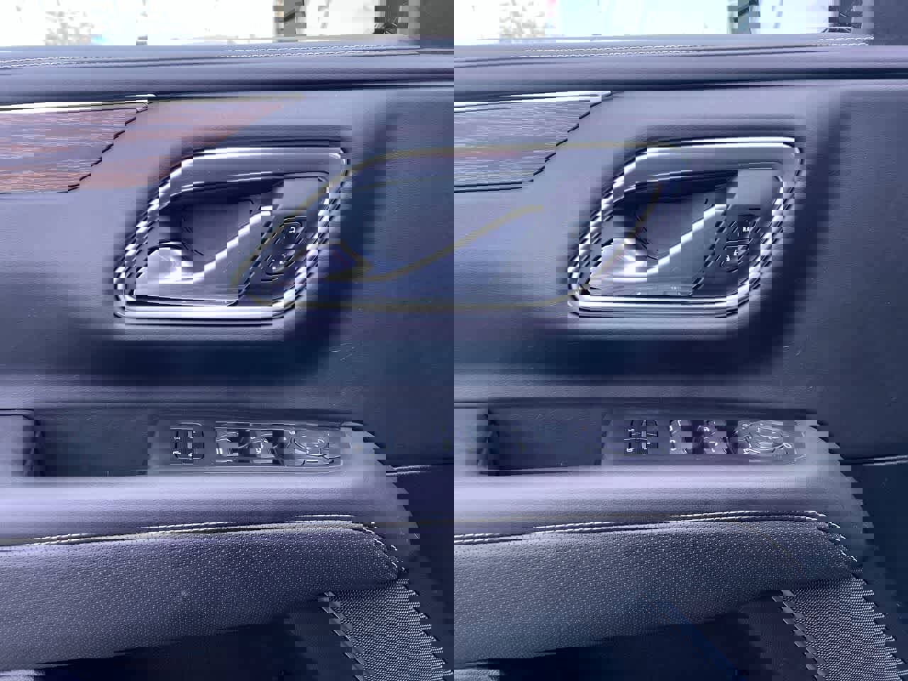 Used 2021 Chevrolet Tahoe Premier w/ Premium Package image 13