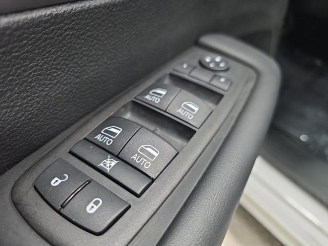 Used 2025 Chrysler Pacifica Select image 26