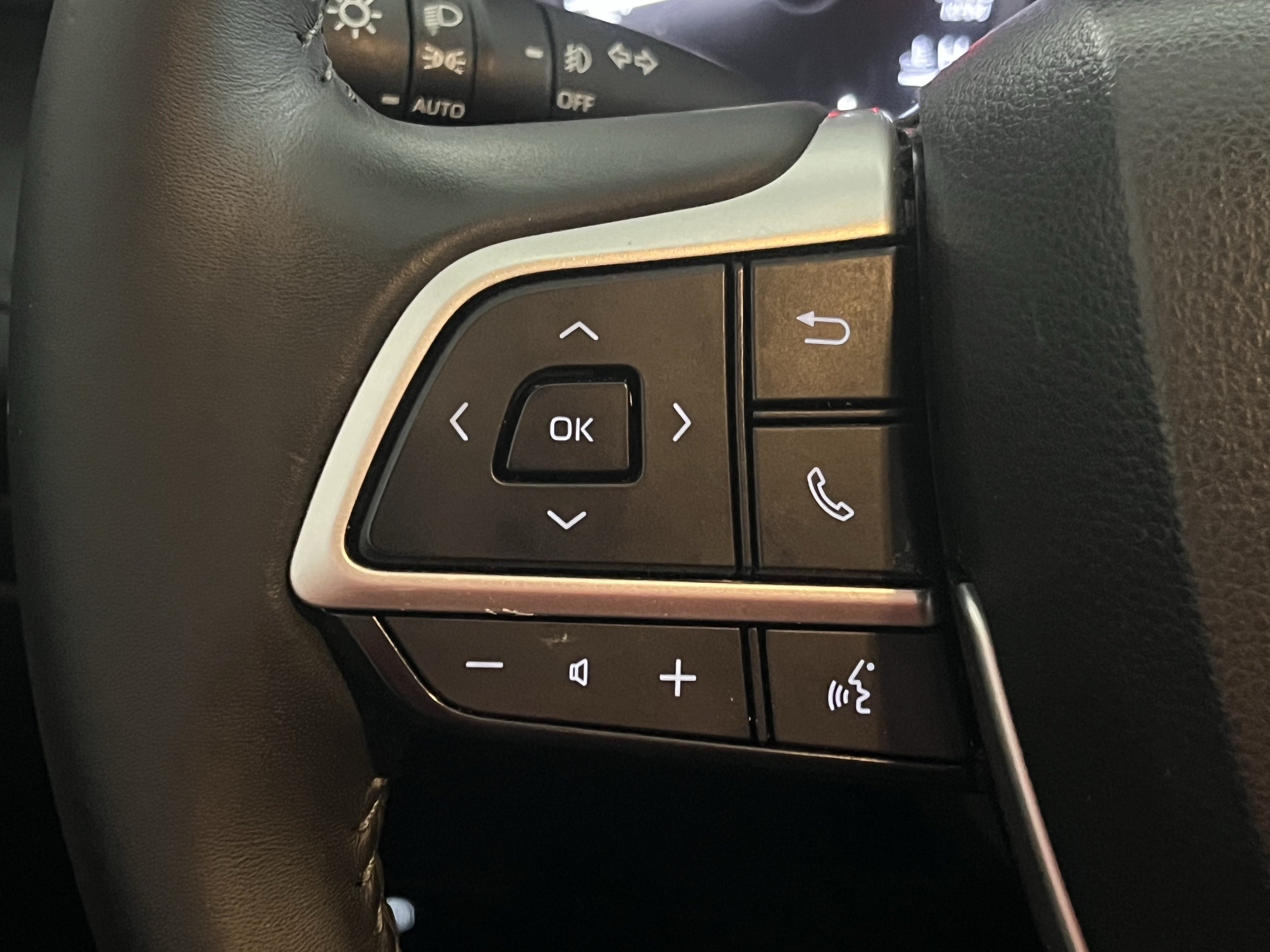 Used 2024 Toyota Highlander XLE FWD image 19