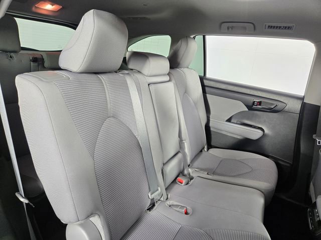 Used 2024 Toyota Highlander LE FWD image 16