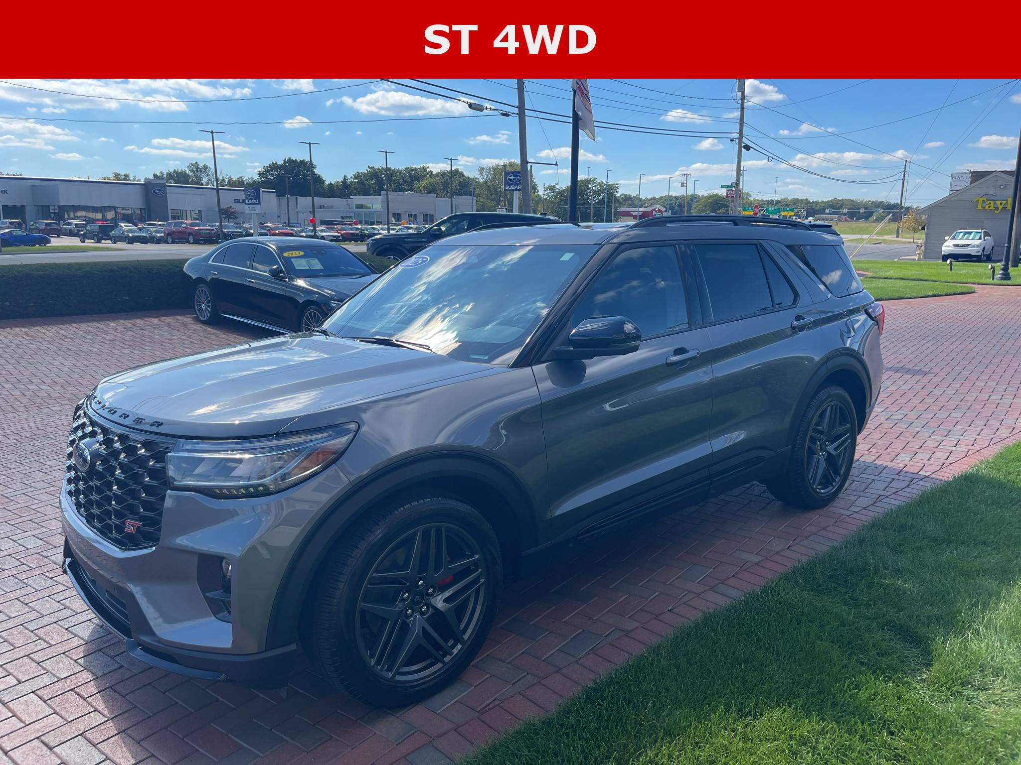 Used 2025 Ford Explorer ST AWD/4WD image 1