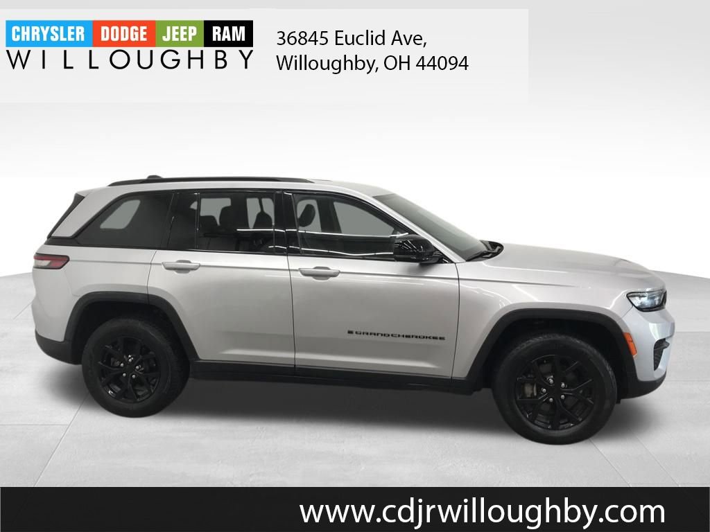 Used 2024 Jeep Grand Cherokee Altitude image 4