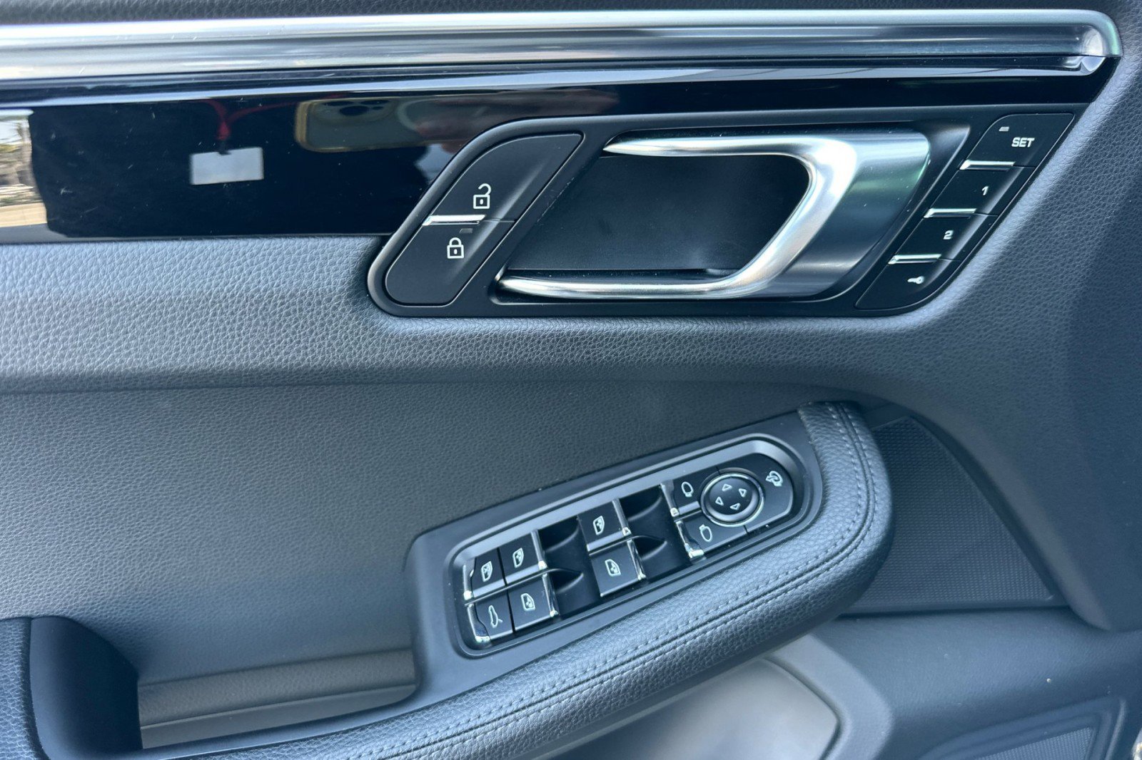 Certified 2023 Porsche Macan image 12