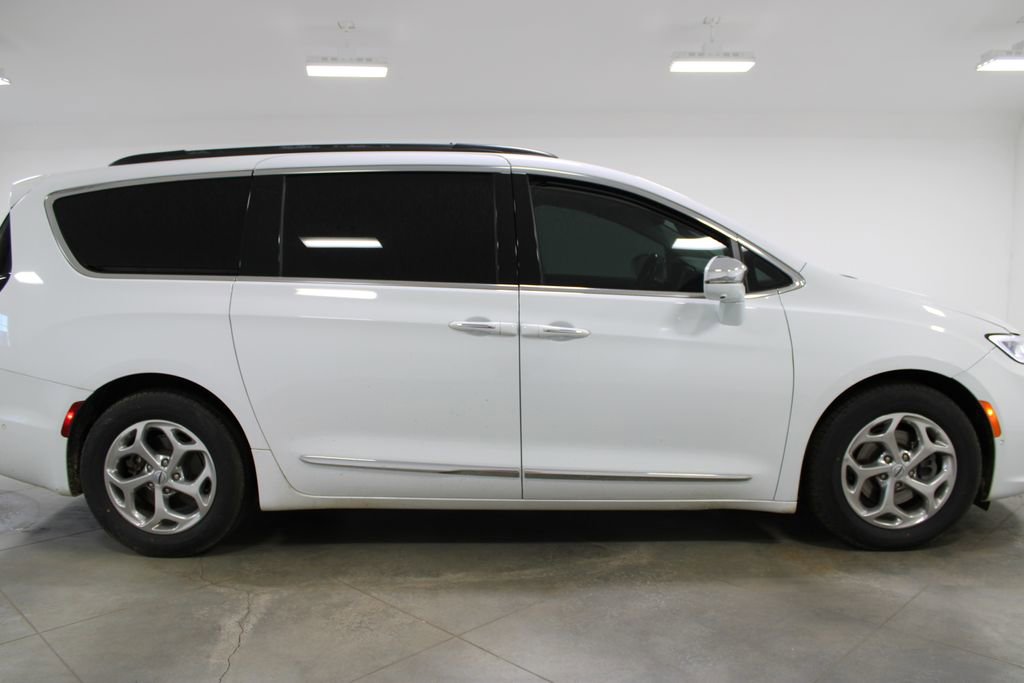 Used 2022 Chrysler Pacifica Limited image 11