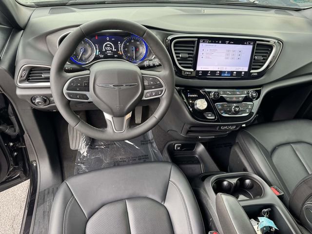 Used 2025 Chrysler Pacifica Select FWD image 19