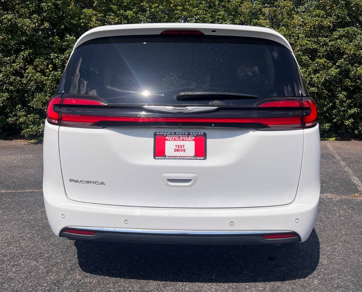 Used 2024 Chrysler Pacifica Touring-L FWD image 6
