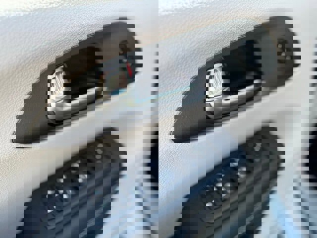 Used 2024 Chrysler Pacifica Touring-L image 19