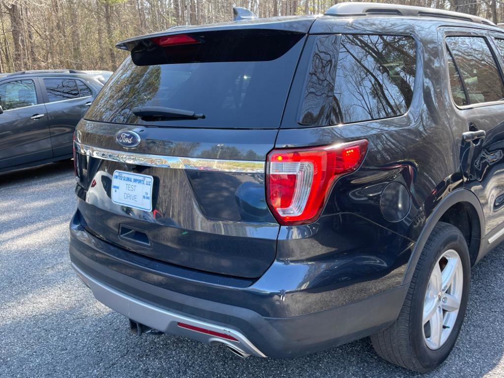 Used 2017 Ford Explorer XLT w/ Equipment Group 201A AWD/4WD image 8