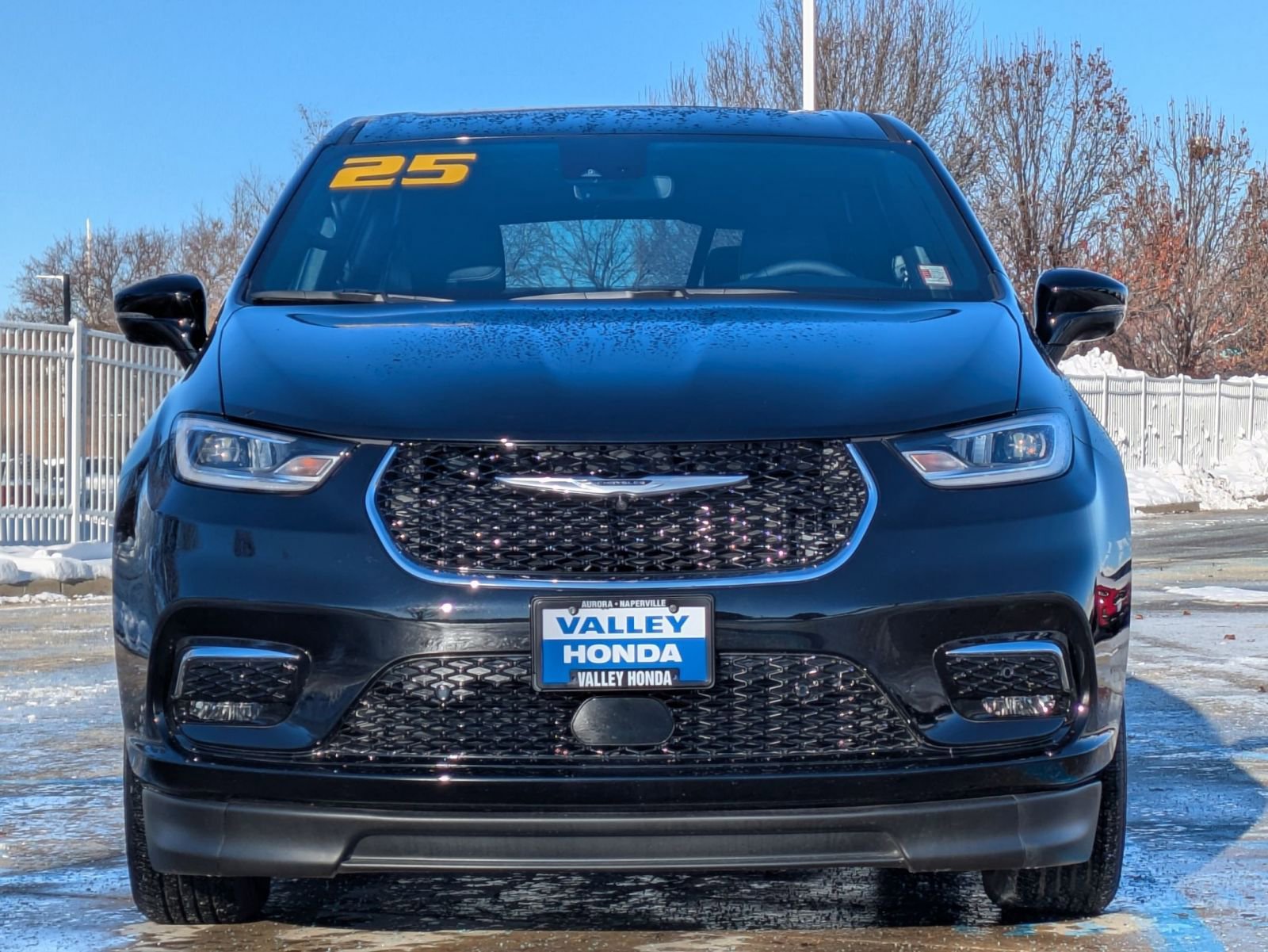 Used 2025 Chrysler Pacifica Select image 3