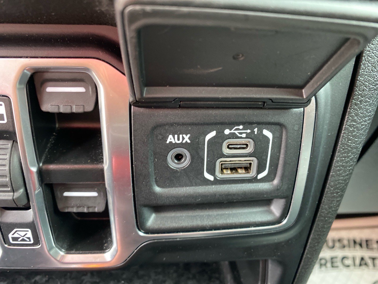 Used 2025 Jeep Gladiator Sport AWD/4WD image 13