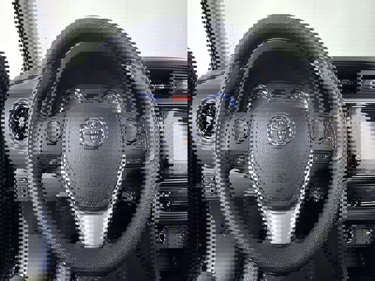 Used 2018 Toyota Corolla LE image 13