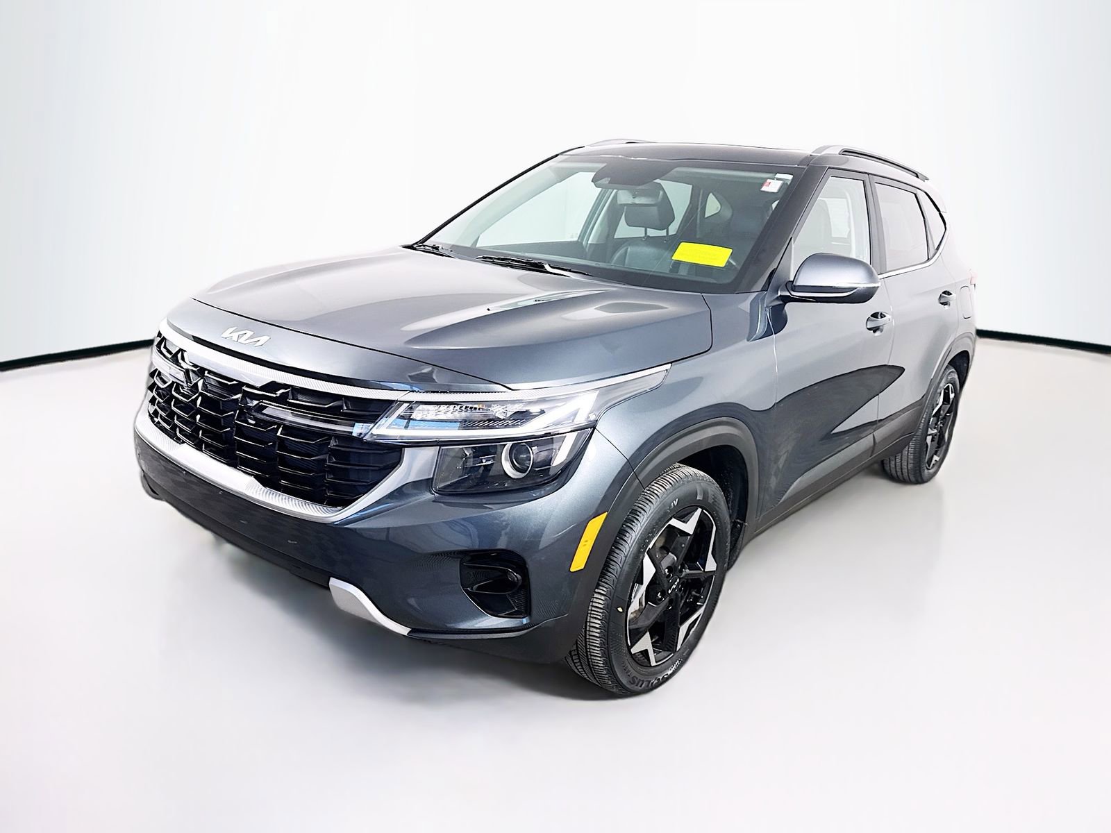 Used 2024 Kia Seltos EX image 3