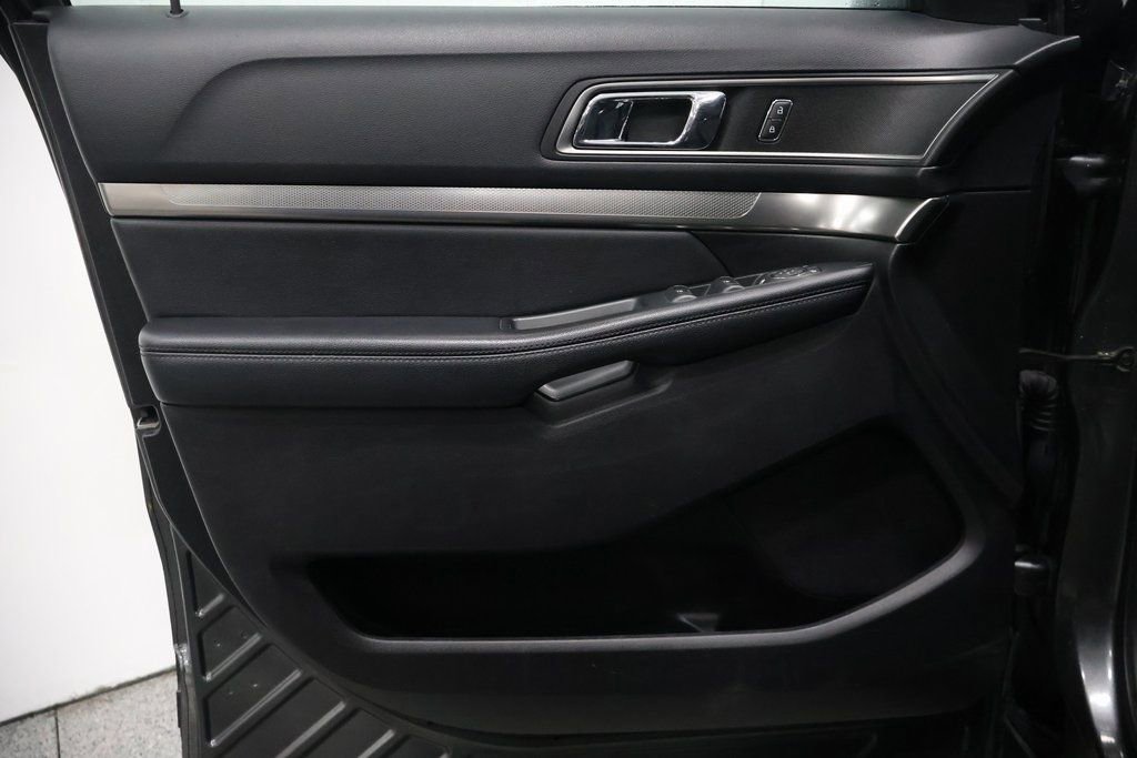 Used 2018 Ford Explorer XLT w/ Equipment Group 202A image 12