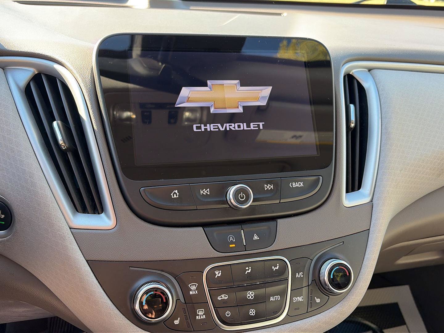 Used 2024 Chevrolet Malibu LT FWD image 20