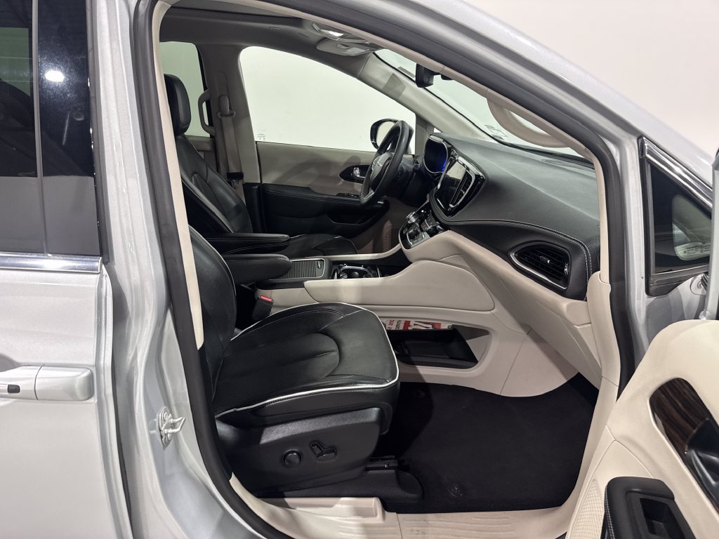 Used 2024 Chrysler Pacifica Limited FWD image 23