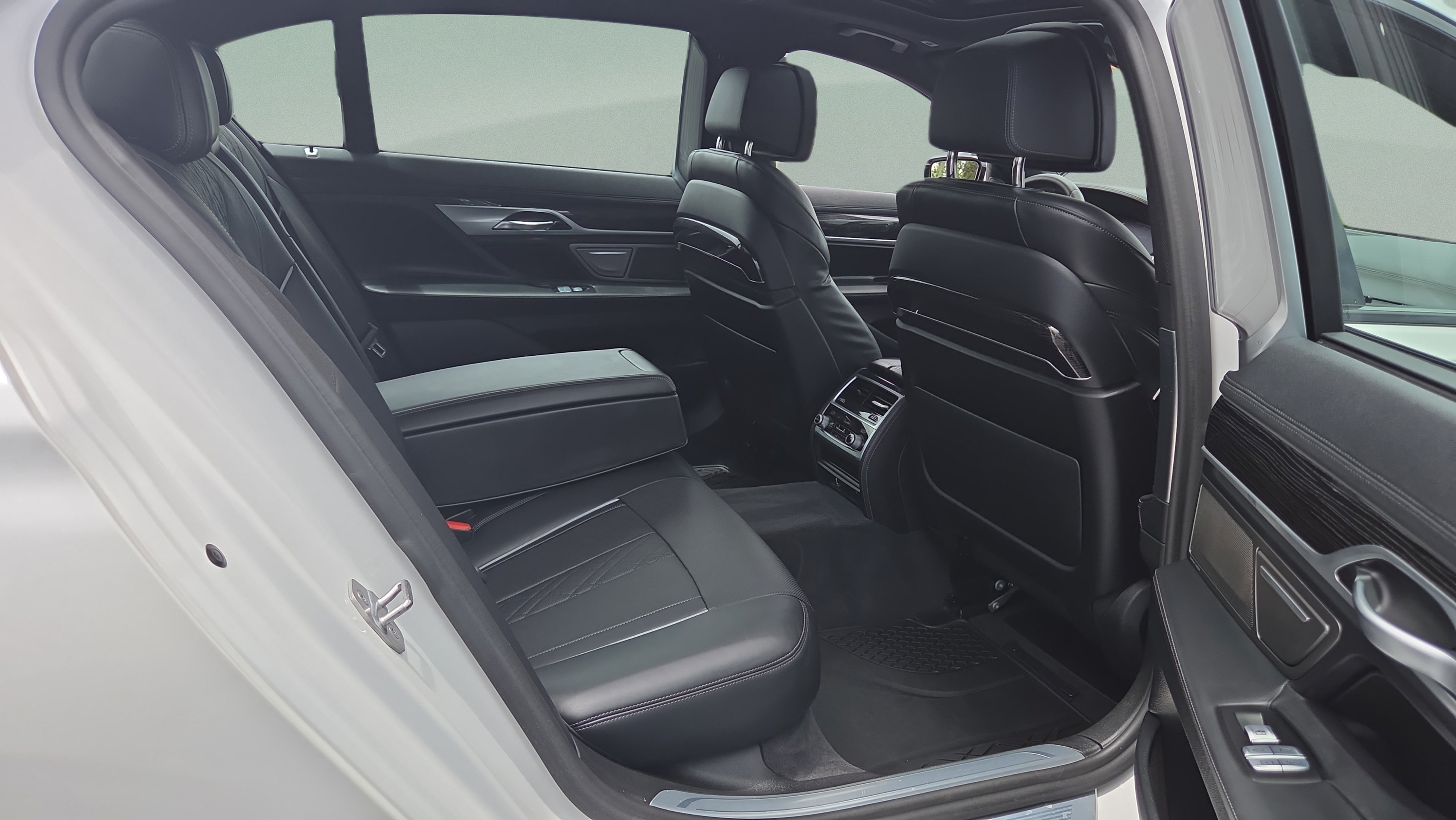 Used 2020 BMW 740i w/ M Sport Package RWD image 15