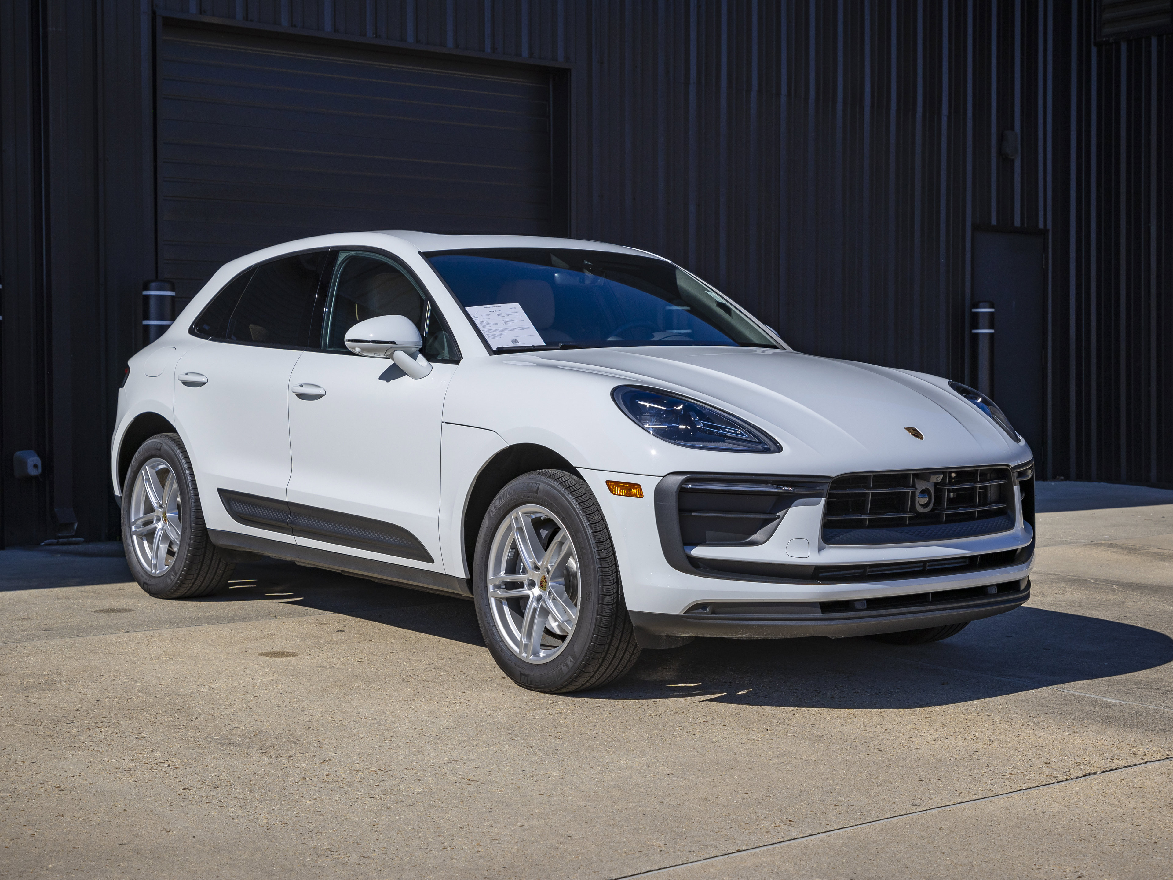Certified 2025 Porsche Macan image 3