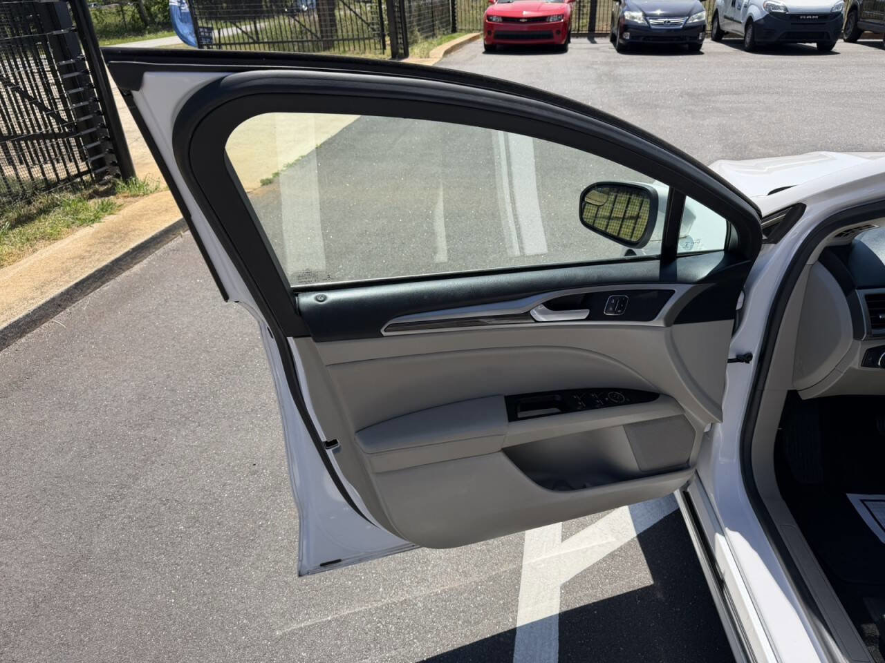 Used 2018 Ford Fusion SE w/ Fusion SE Technology Package FWD image 24