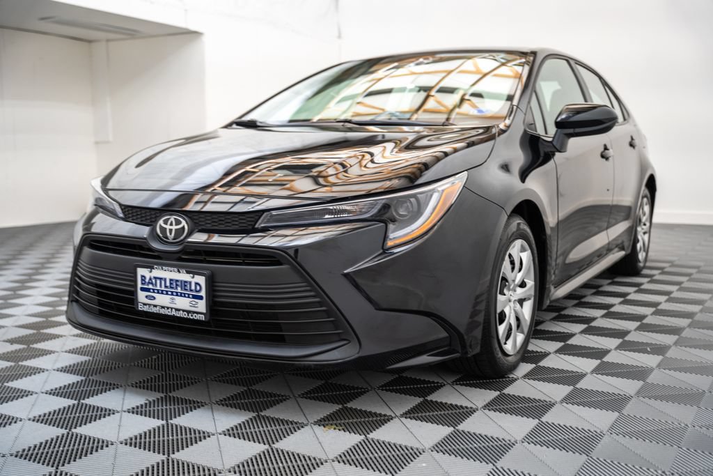 Certified 2025 Toyota Corolla LE FWD image 3