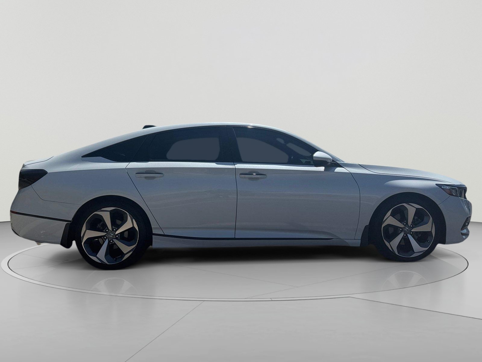 Used 2018 Honda Accord Touring image 6