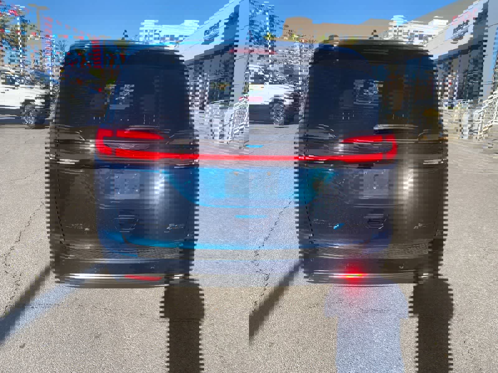 Used 2021 Chrysler Pacifica Touring w/ Uconnect Theater Family Group image 8