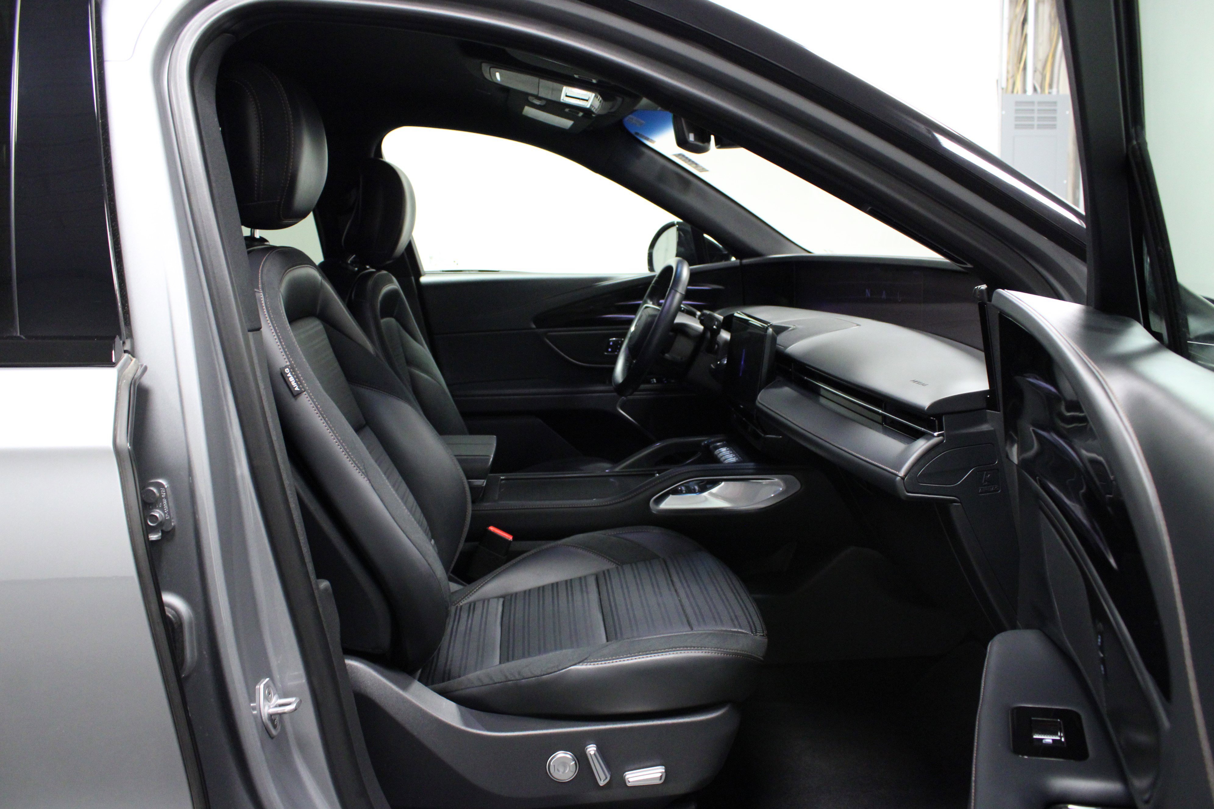 Used 2024 Lincoln Nautilus Reserve w/ Jet Appearance Package (87T) image 16