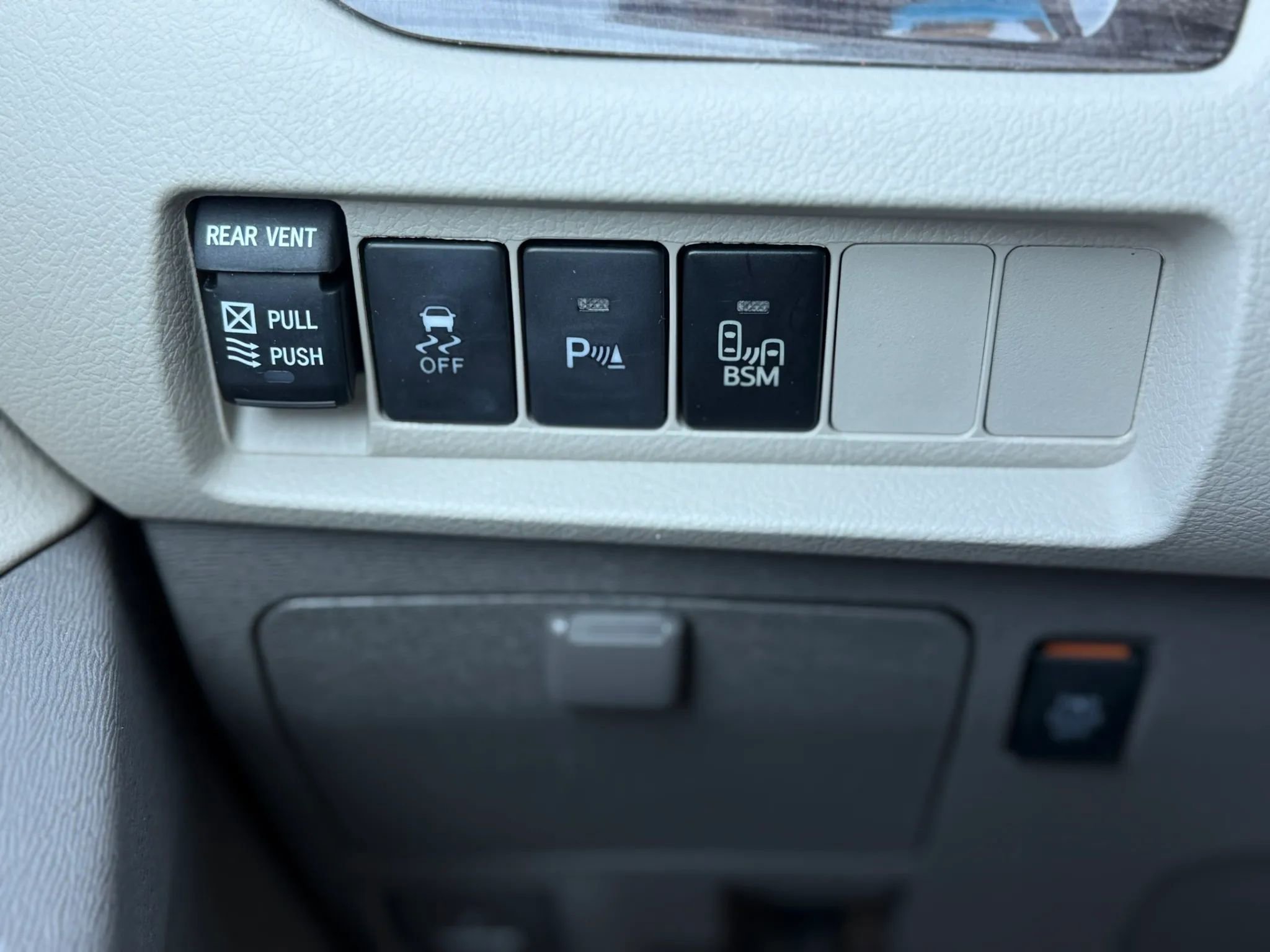 Used 2016 Toyota Sienna XLE Premium FWD image 30