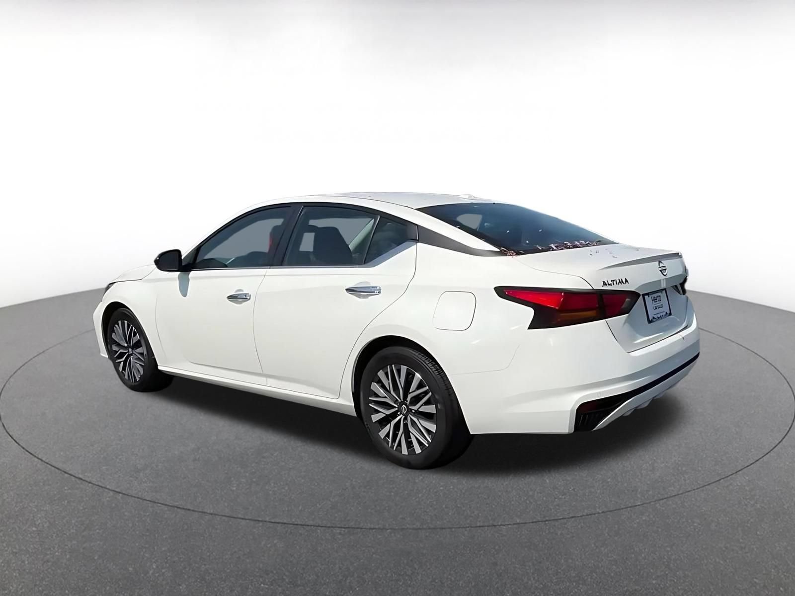 Used 2025 Nissan Altima 2.5 SV FWD image 11
