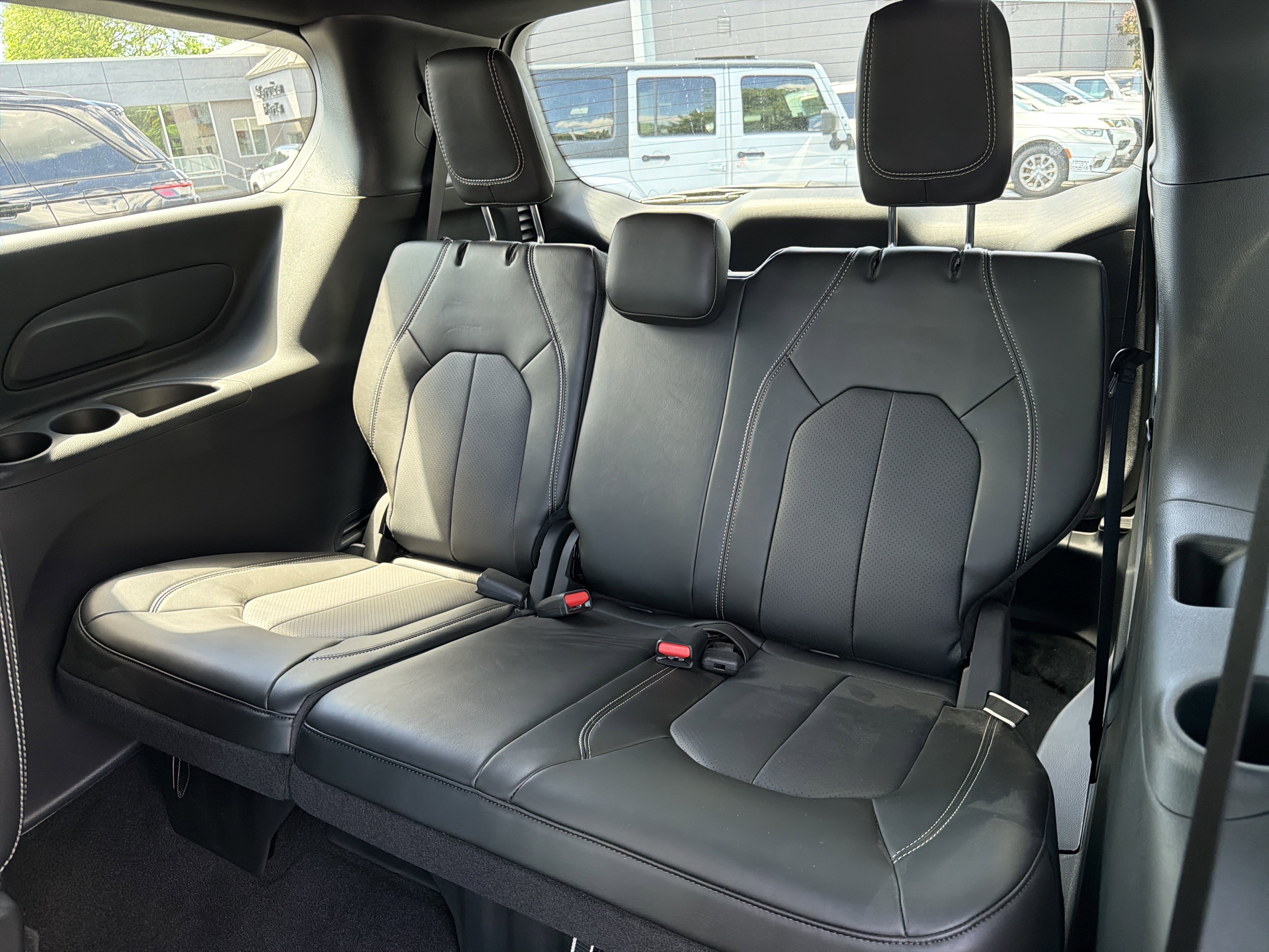 Used 2025 Chrysler Pacifica Select FWD image 11