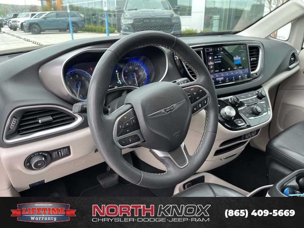 Used 2023 Chrysler Pacifica Touring-L image 6