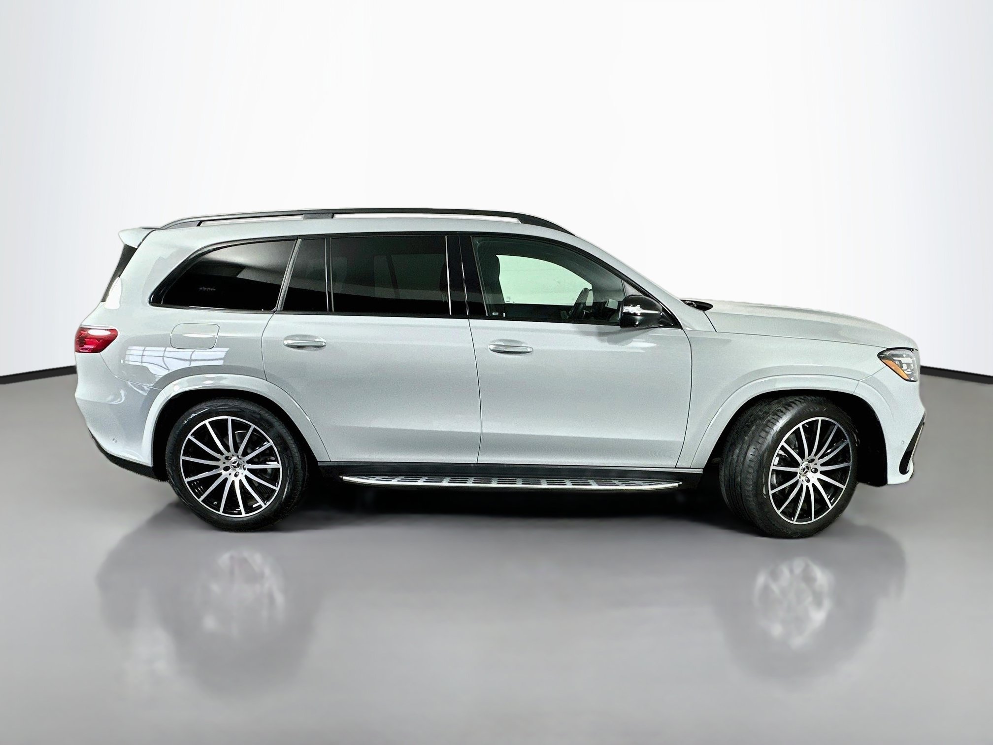 Used 2025 Mercedes-Benz GLS 580 4MATIC image 8