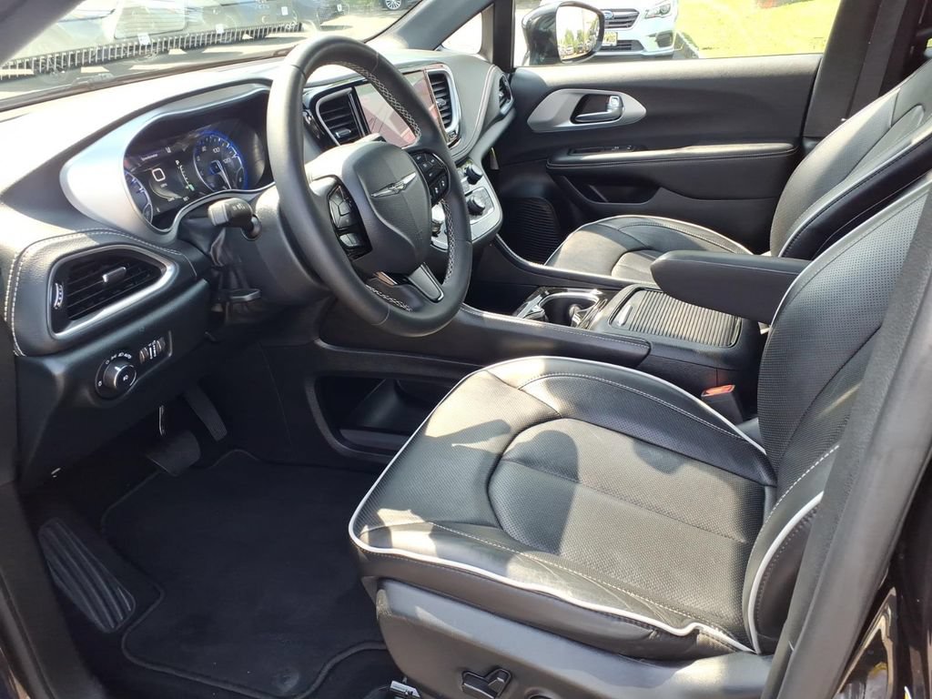 Certified 2025 Chrysler Pacifica Limited FWD image 13