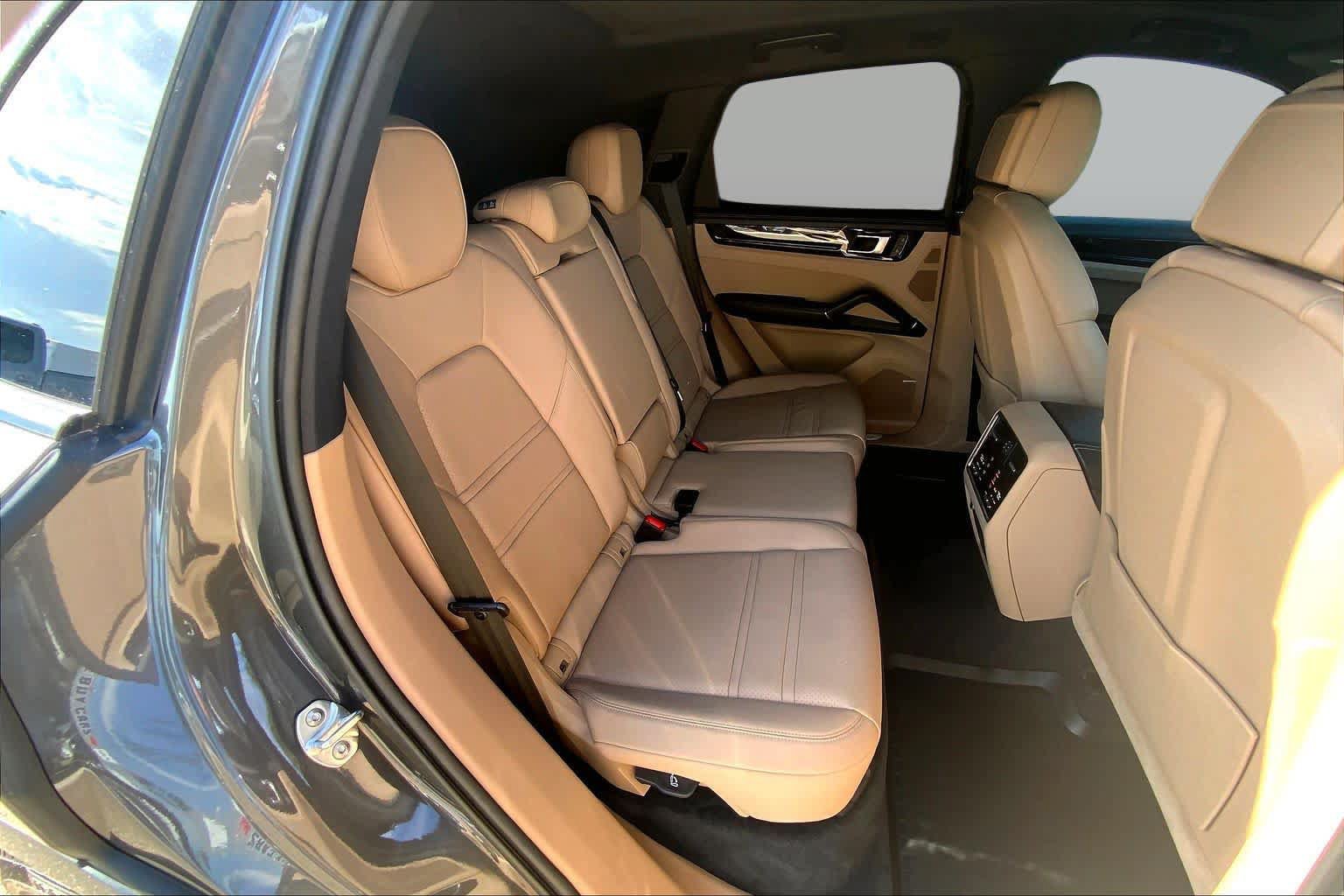 Used 2022 Porsche Cayenne AWD/4WD image 20