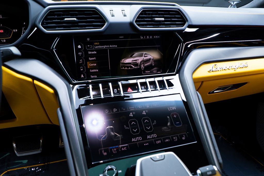 Used 2022 Lamborghini Urus AWD/4WD image 50