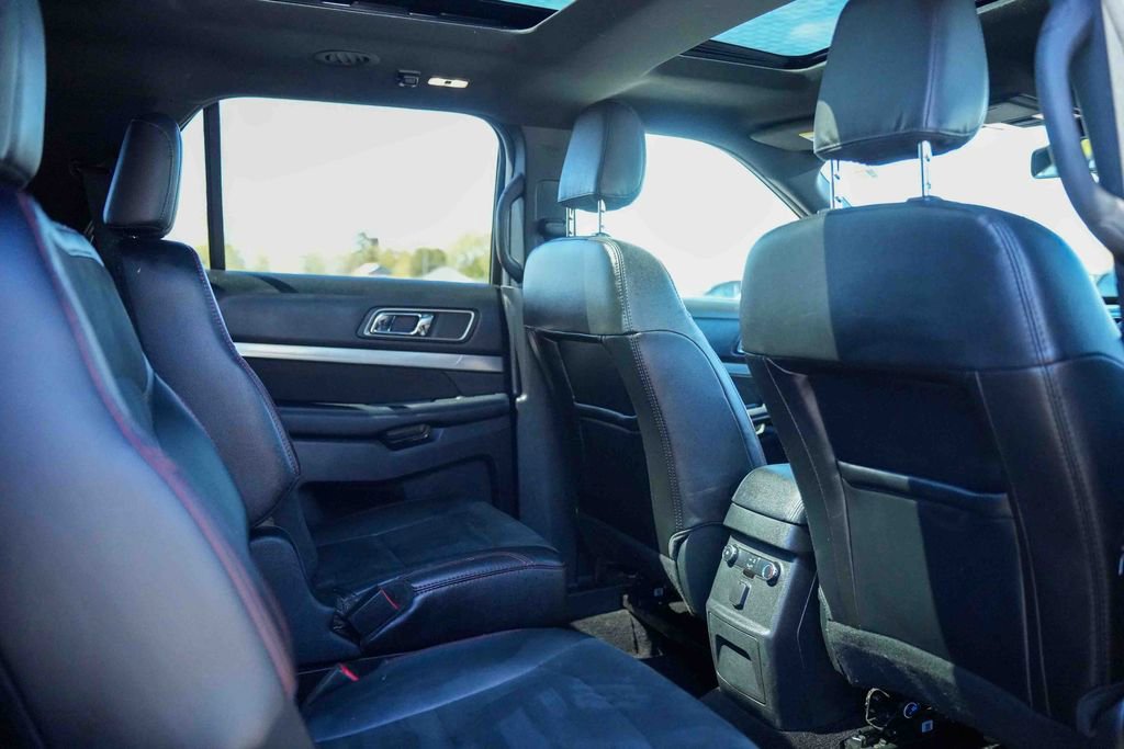 Used 2018 Ford Explorer XLT w/ Equipment Group 202A AWD/4WD image 22