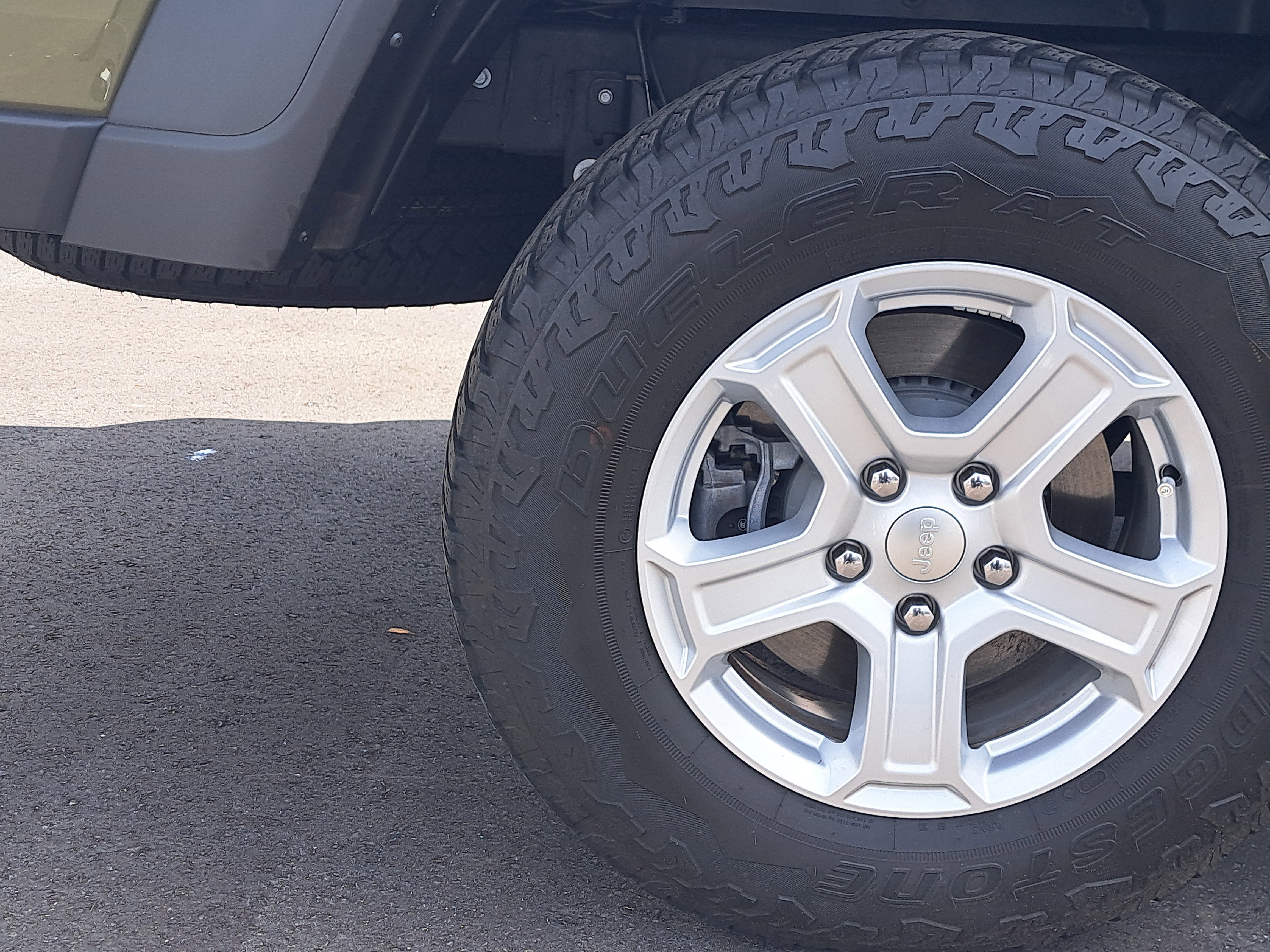 Used 2025 Jeep Gladiator Sport AWD/4WD image 13