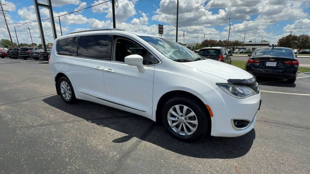 Used 2018 Chrysler Pacifica Touring-L FWD image 2