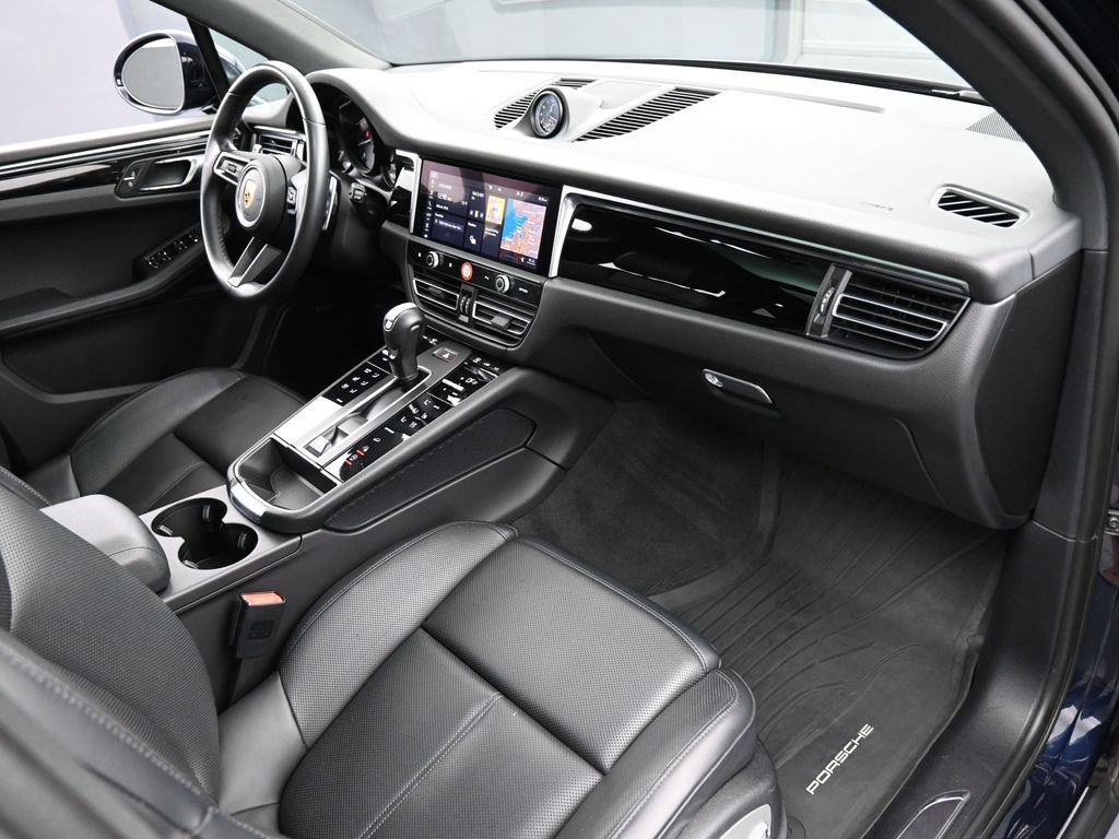 Used 2023 Porsche Macan Turbo AWD/4WD image 31