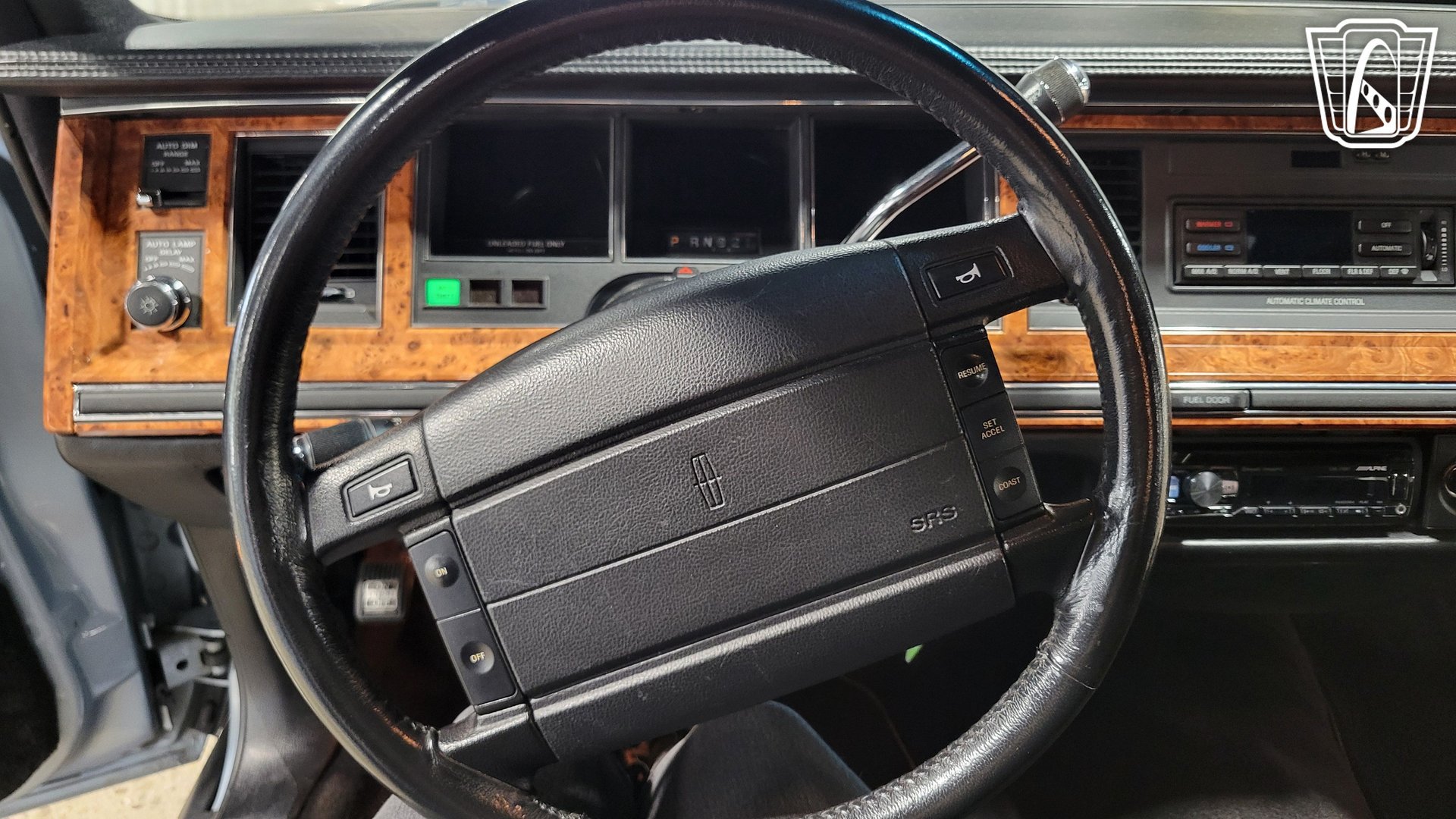 Used 1993 Lincoln Town Car Signature RWD image 10