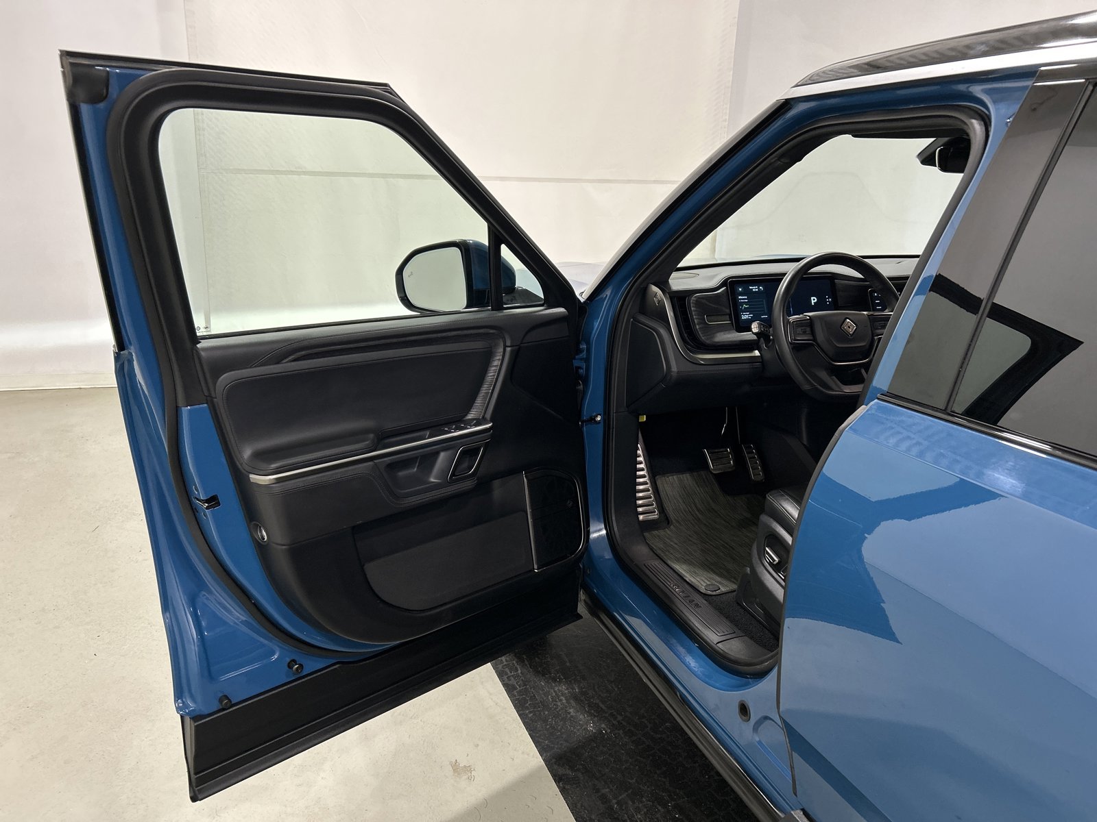 Used 2023 Rivian R1S Adventure AWD/4WD image 16