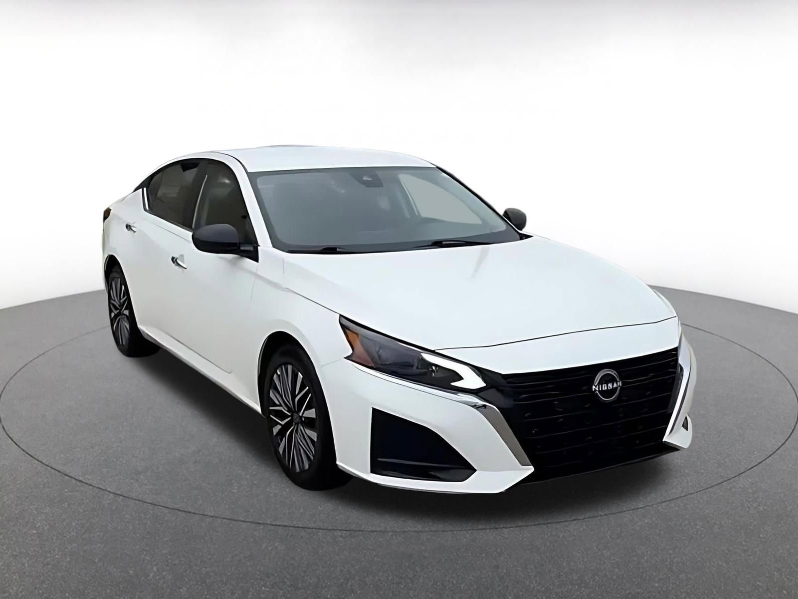 Used 2025 Nissan Altima 2.5 SV FWD image 3