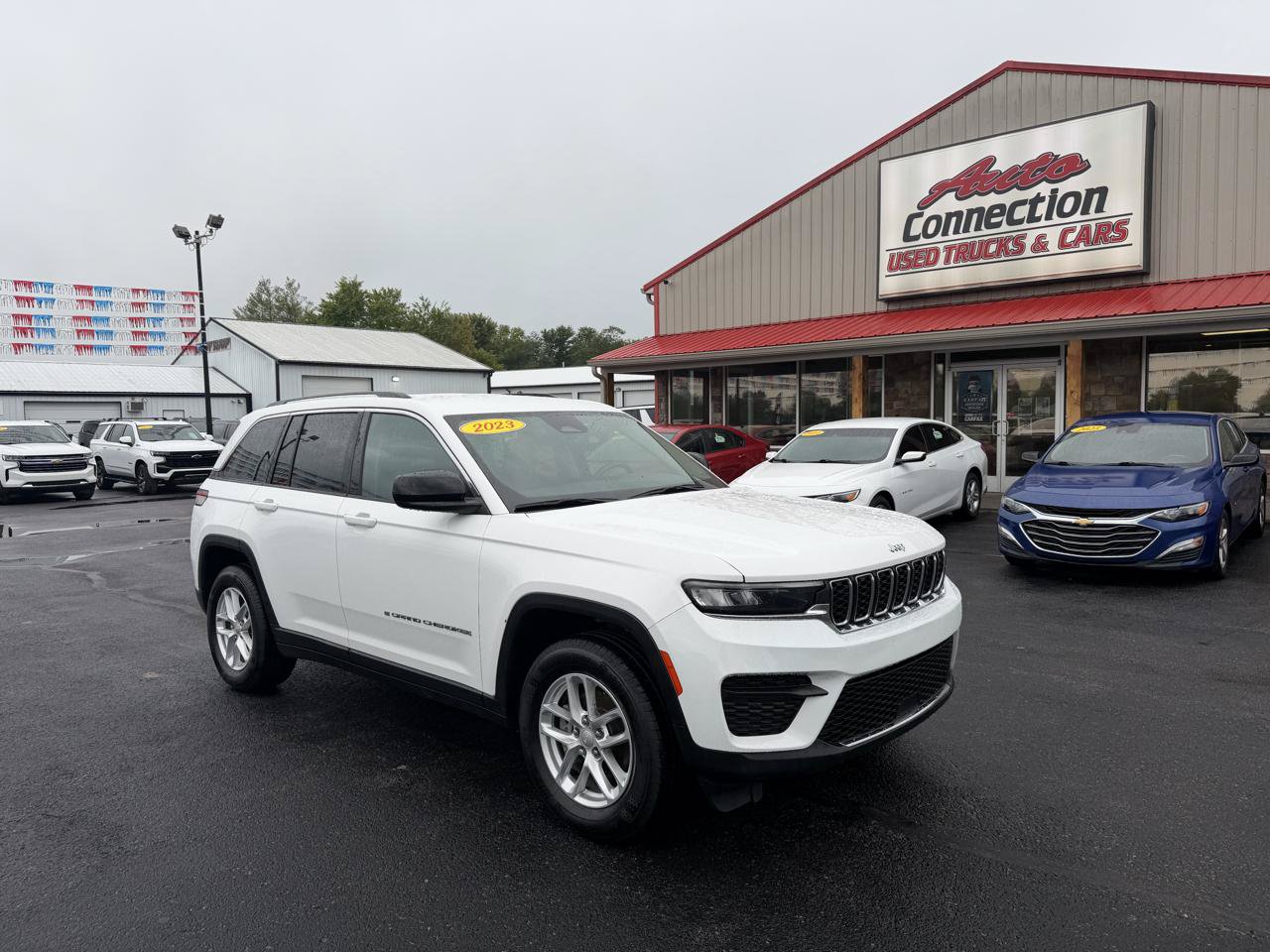 Used 2023 Jeep Grand Cherokee Laredo w/ Trailer Tow Prep Group (B) AWD/4WD image 2