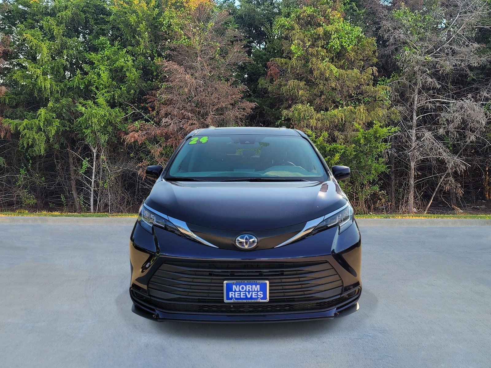 Used 2023 Toyota Sienna LE w/ LE Plus Package FWD image 2
