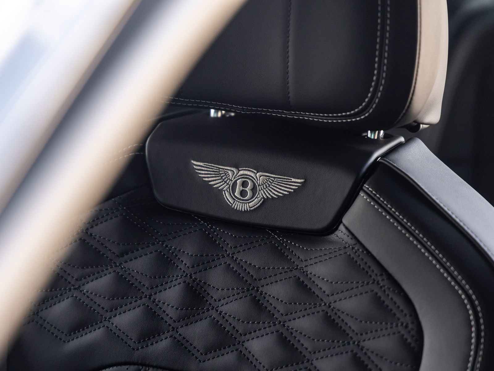 Used 2025 Bentley Flying Spur Plug-In Hybrid AWD/4WD image 33