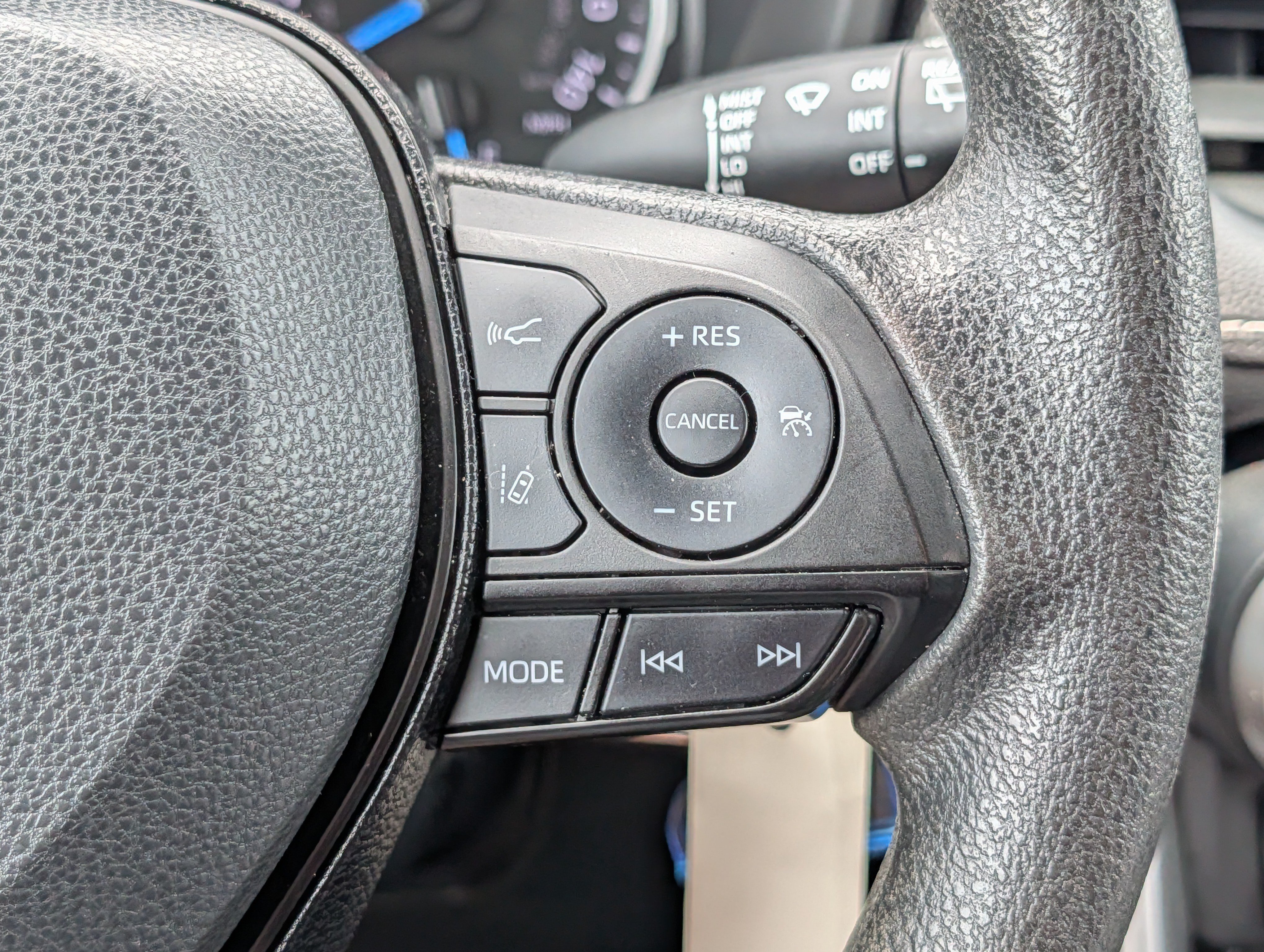 Used 2021 Toyota RAV4 LE AWD/4WD image 30