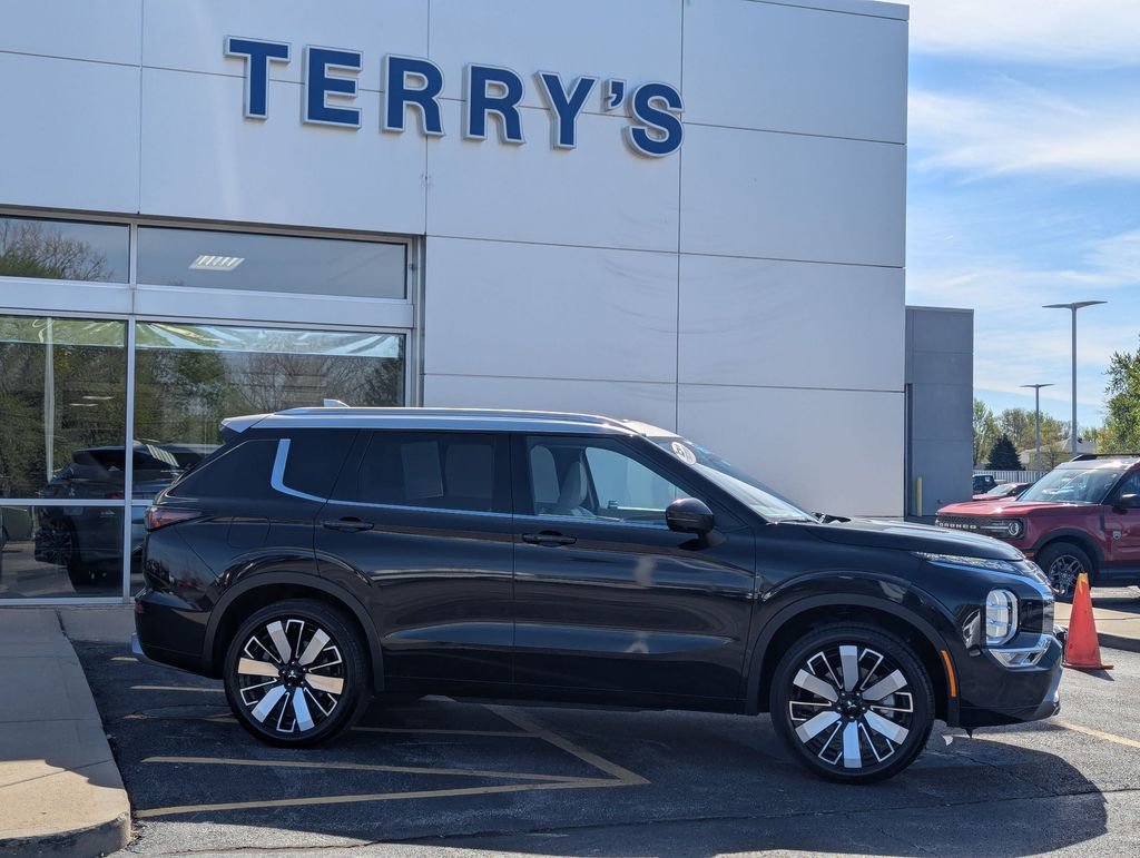 Used 2025 Mitsubishi Outlander AWD image 2