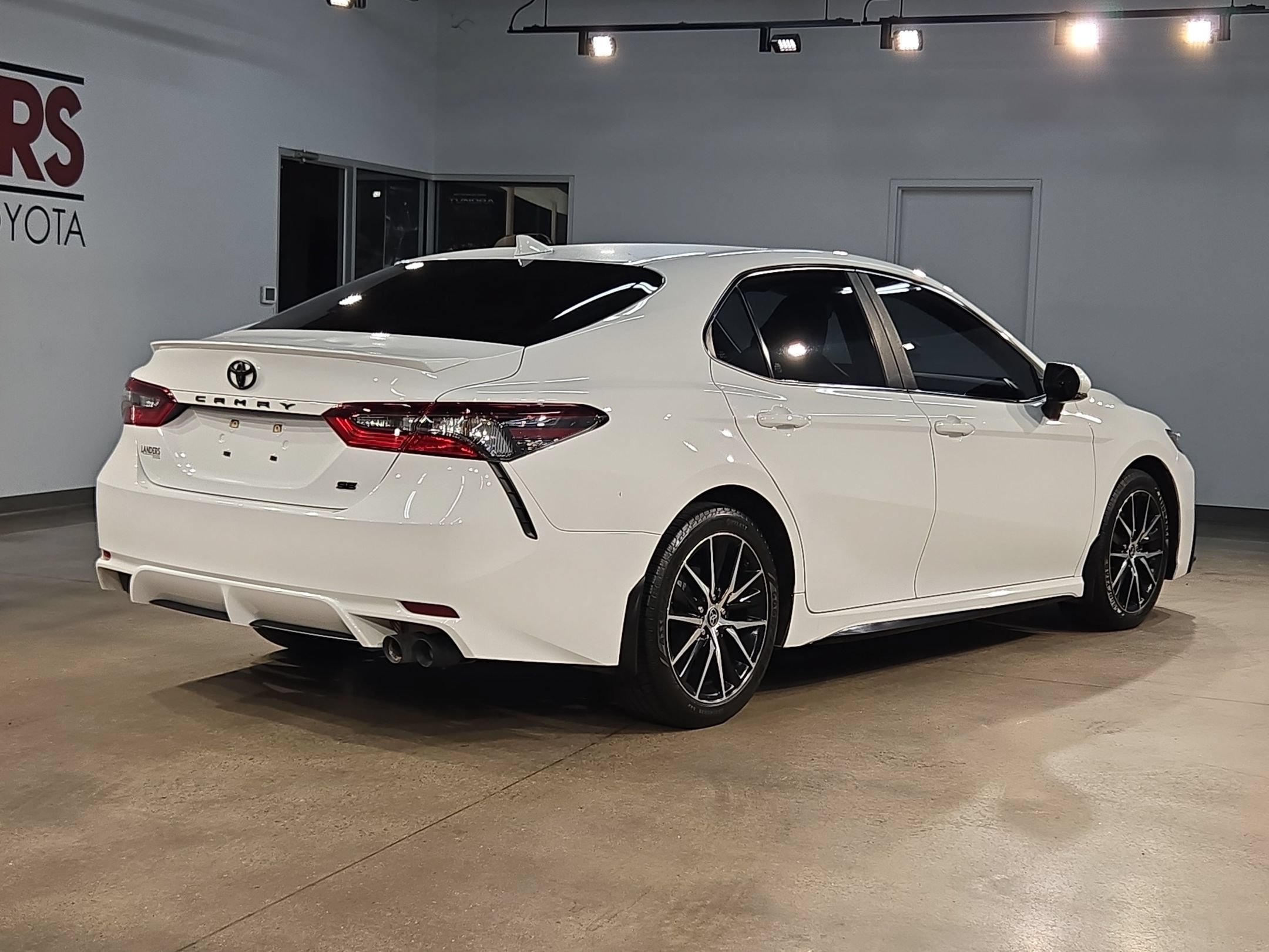 Used 2023 Toyota Camry SE FWD image 7
