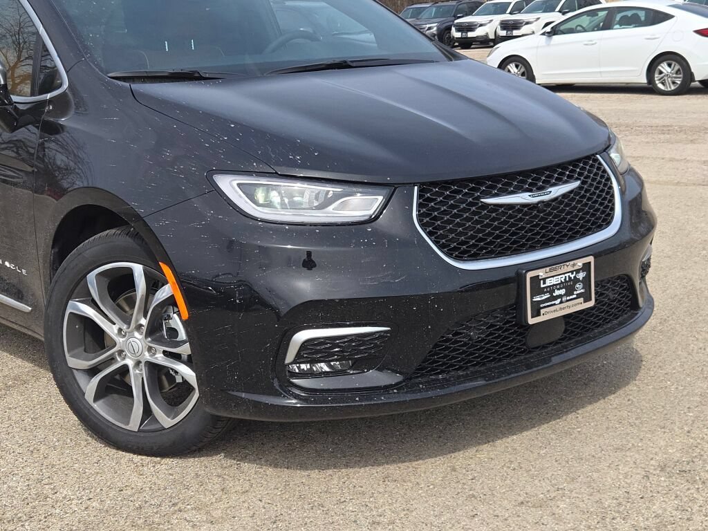 New 2026 Chrysler Pacifica Pinnacle w/ Trailer Tow Group FWD image 4
